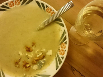 Soupe de céleri-rave, roquefort et noix