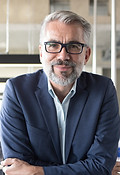 Hombre de negocios con gafas