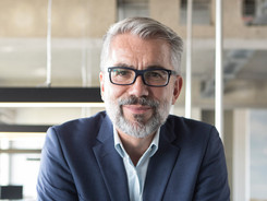 Kaufmann mit Brille