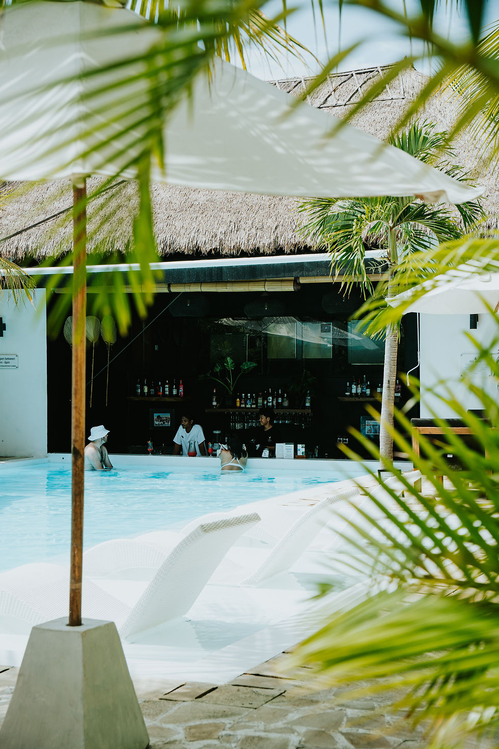 Swim-up pool bar at Ohana's, Nusa Lembongan