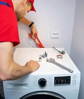 técnico instalando una secadora