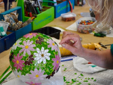 Helga K. bei der Arbeit