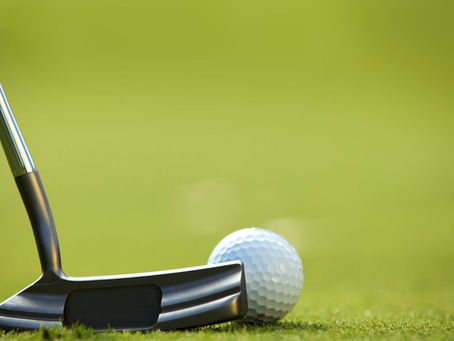 Tremanna-scramble – regler, tips och hur ni räknar ut slagen Tremanna-scramble är en av de roligaste tävlingsformerna i golf. Här handlar det inte bara om att slå långt och rakt – lagarbete, taktik och att välja rätt boll kan vara minst lika viktigt. I en tremanna-scramble spelar tre personer tillsammans som ett lag. Alla tre slår ut från tee på varje hål. Därefter väljer laget den boll som ligger bäst till. Alla tre spelar sedan sitt nästa slag från den valda platsen. Så fortsätter man tills bollen är i hål. Målet är enkelt: så få slag som möjligt på 18 hål. Så fungerar en tremanna-scramble