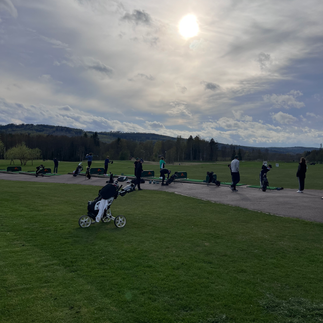 Vilken fantastisk April dag! Idag började juniorträningen på Fagersta Gk, och över 40 barn och ungdomar kom för att swinga klubbor! Rekordmånga deltagare ! Det var så inspirerande att se deras glädje och entusiasm. Varje skratt och varje swing var som en liten magi för tränarna. Vi på Fagersta Gk tycker det är så kul att se nästa generation växa!