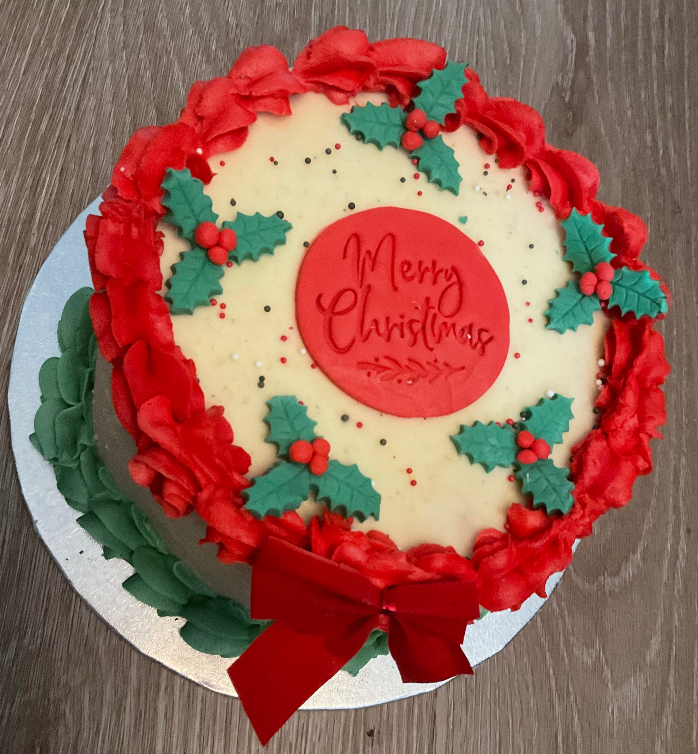 Round xmas cake side angle