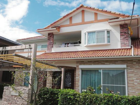 【外装リフォーム】菊陽町｜南欧風の佇まいを活かしたパワーボードの外壁塗装で、新築時の美しさを再び