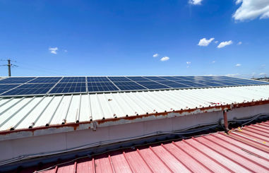Vista laterale dell'impianto fotovoltaico installato presso Car Service Roma Est