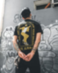 Homme regardant Graffiti