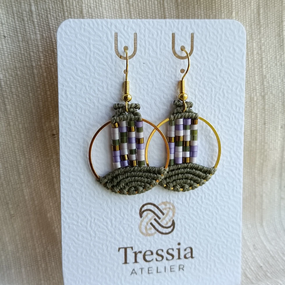 Boucles d'oreilles artisanales en micromacramé vert kaki et perles parme, design bohème léger, créées à la main