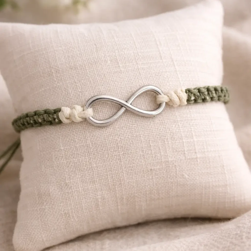 Bracelet artisanal infini macramé tons clairs vert et crème Oasis en présentation.