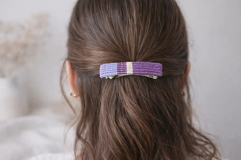 Barrette tissée Tiss’clip Quadra lavande portée sur cheveux attachés