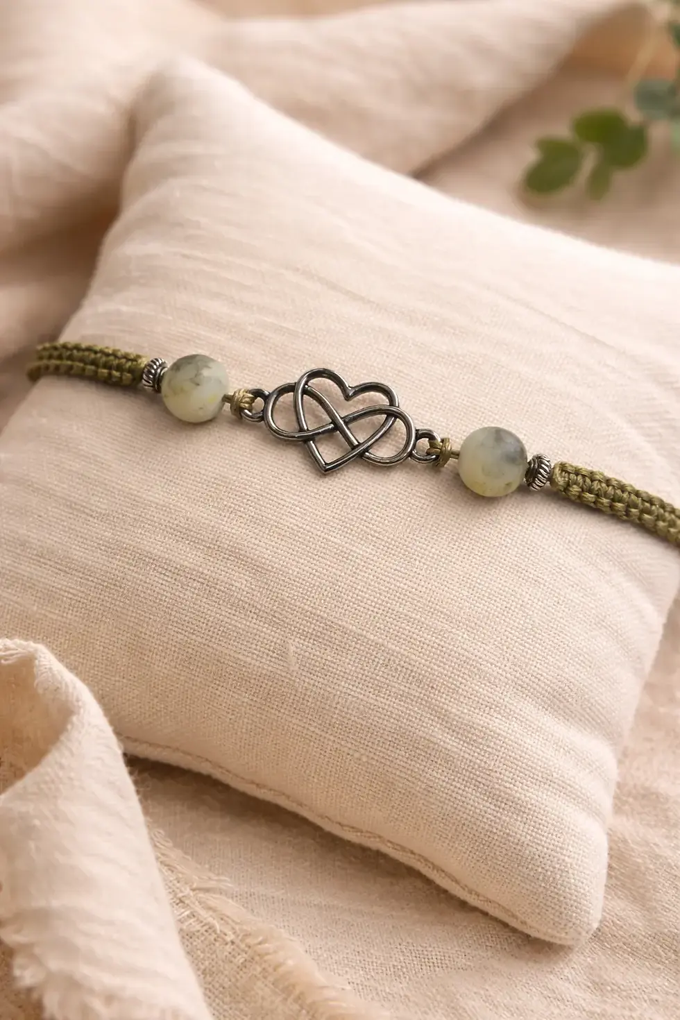 Bracelet vert tressé avec pendentif cœur et perles marbrées