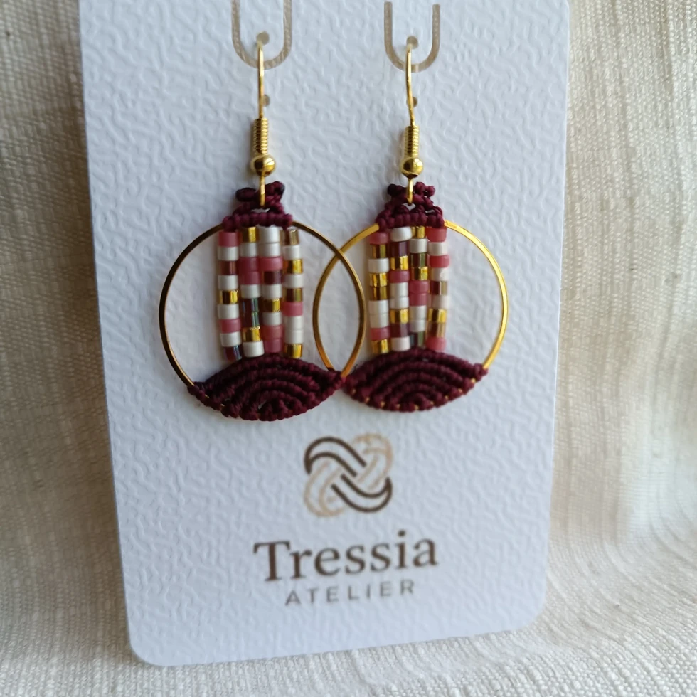 Boucles d'oreilles artisanales en micromacramé bordeaux et perles dorées, design bohème chic, créées à la main par Tressia