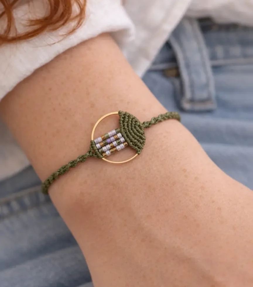 bracelet bohème chic fait main couleur sauge au poignet