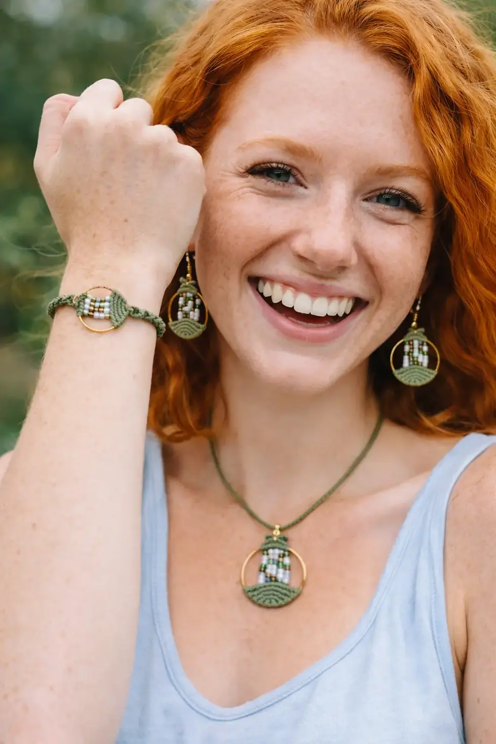 Femme portant la parure Lyren Vert Sauge en macramé avec collier, bracelet et boucles d’oreilles artisanales