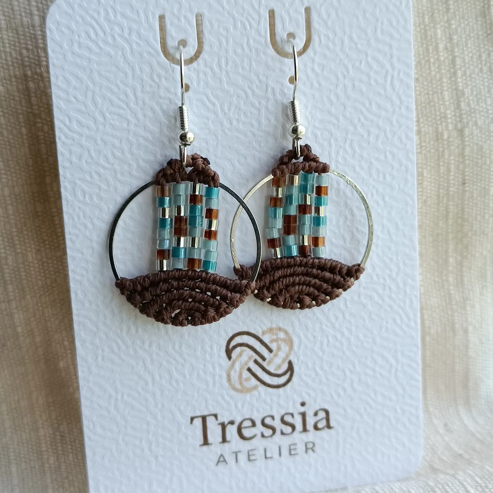 Boucles d'oreilles artisanales en micromacramé marron chocolat et perles turquoise, style bohème ethnique, faites main