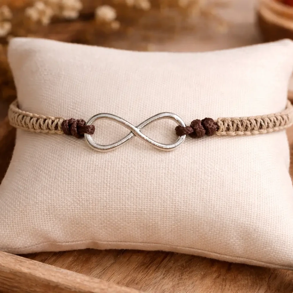 Bracelet artisanal infini Savane macramé tons marron et marron foncé en présentation.