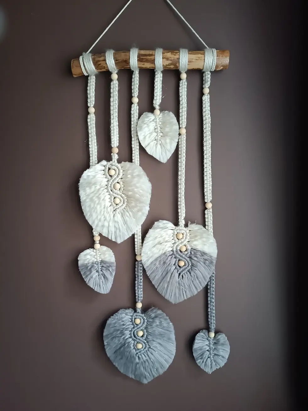 suspension-murale-macramé-artisanale-laine-feuille.webp