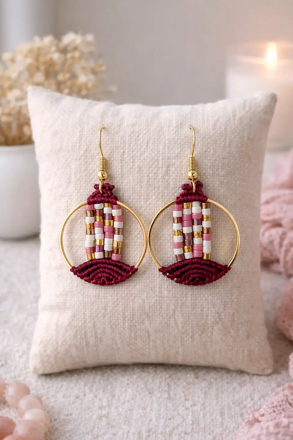 Boucles d’oreilles Lyren tissé bordeaux et rose avec anneau doré