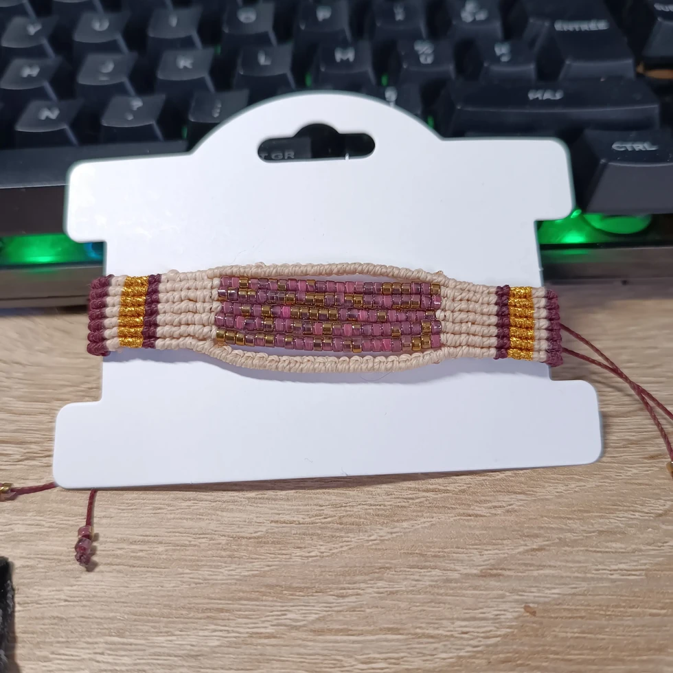 bracelet mosaïque bordeaux et doré fait artisanalement présenté sur une cartonnette blanche