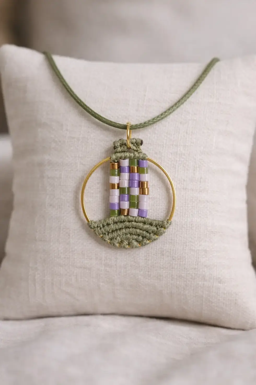 Collier LYREN Sauge porté, tissage artisanal et anneau doré