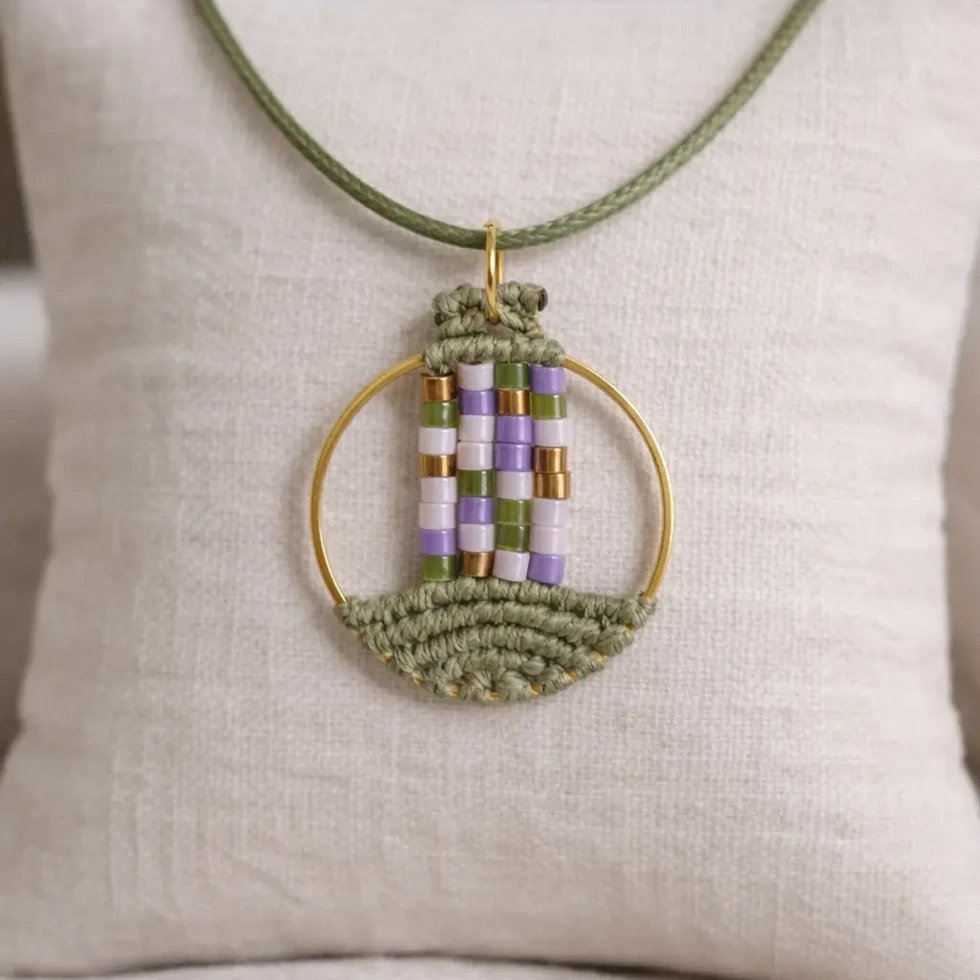 Collier LYREN Sauge porté, tissage artisanal et anneau doré