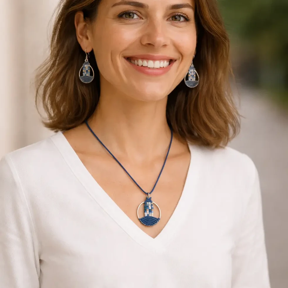 Femme portant le duo Lyren Marine, collier et boucles d’oreilles en macramé bleu marine faits main