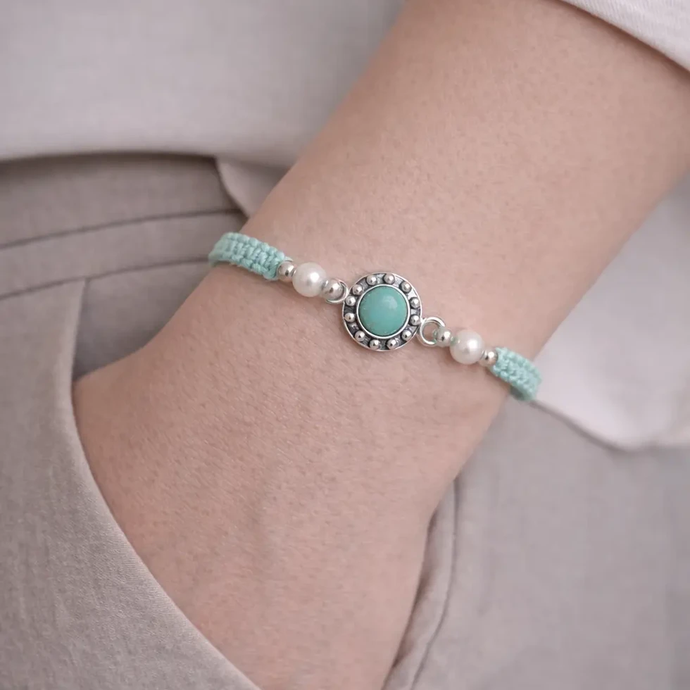 Bracelet Sélène turquoise et perles porté sur un poignet.