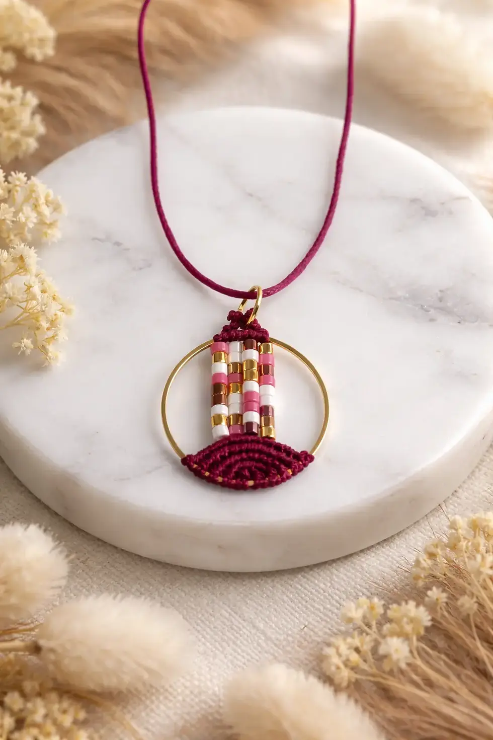Collier Lyren Bordeaux en macramé sur cercle doré, pendentif artisanal - Tressia Atelier
