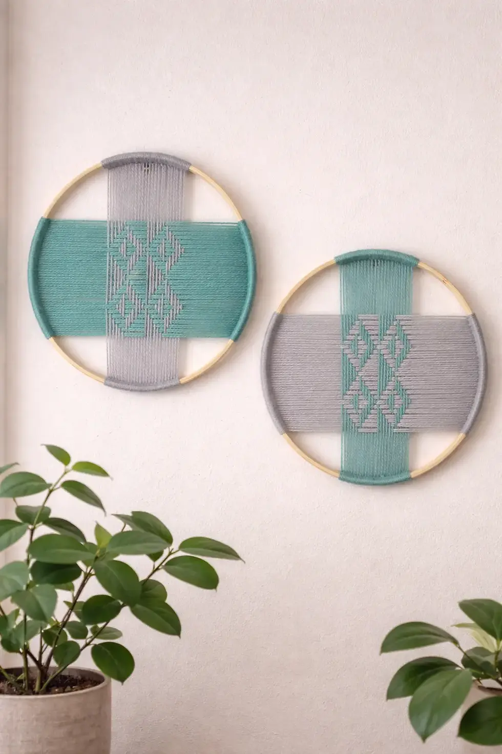 Duo de décorations murales en macramé Azur & Brume, tissage géométrique rond assorti, suspendu côte à côte