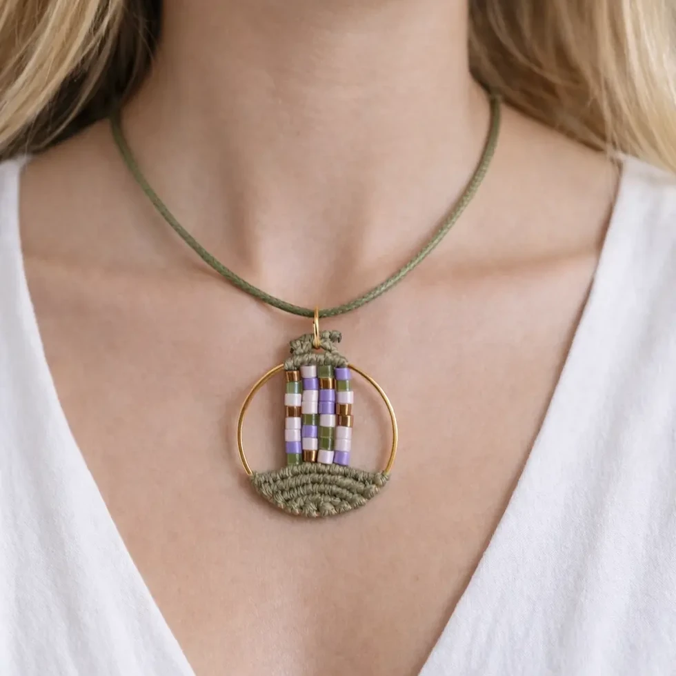 Collier bohème chic couleur sauge avec perles pastel portée au cou