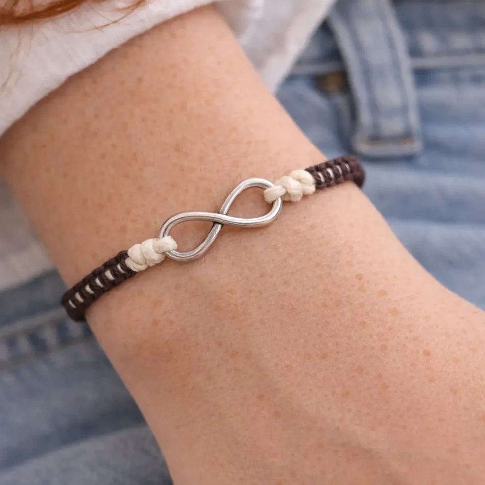 Bracelet femme infini macramé marron foncé et crème Canyon porté au poignet.