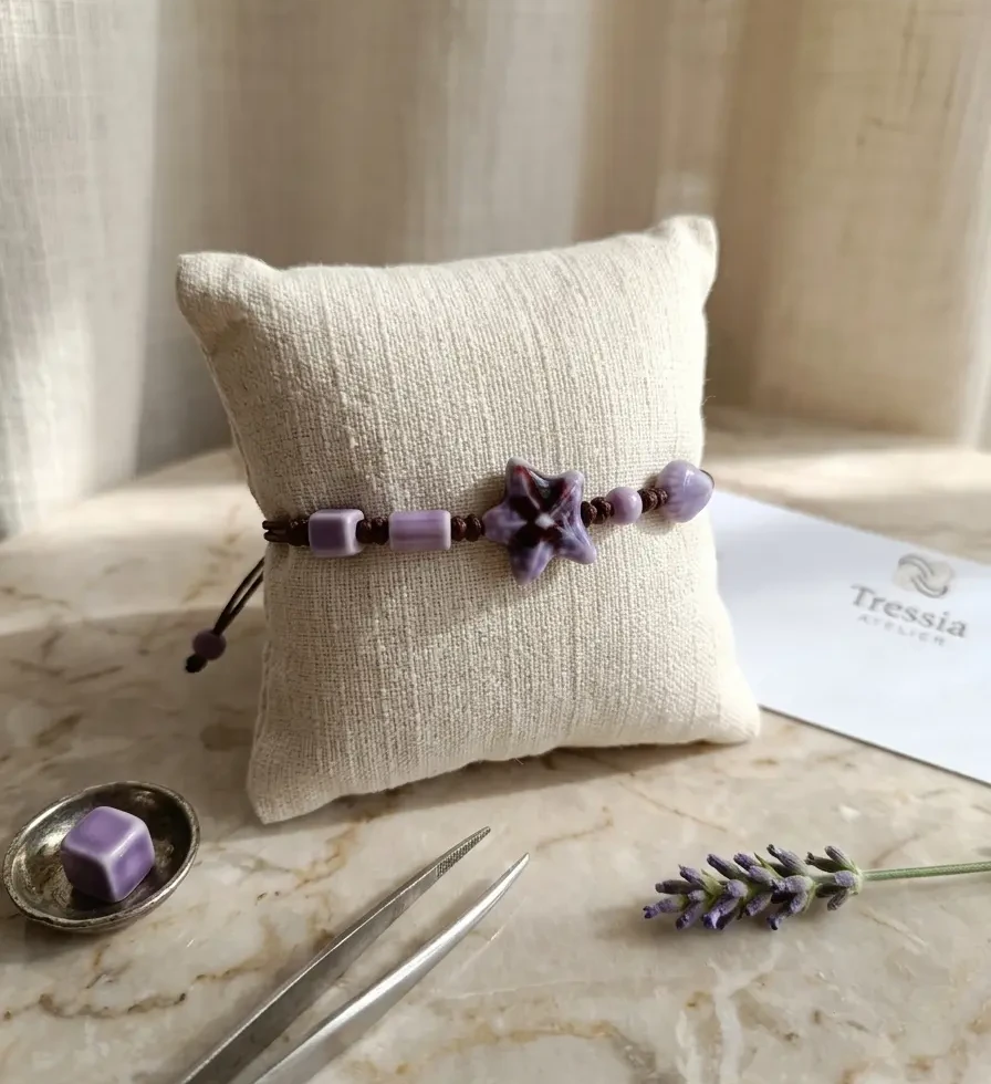 bracelet macramé étoile porcelaine violet sur coussin lin ambiance atelier bohème fait main
