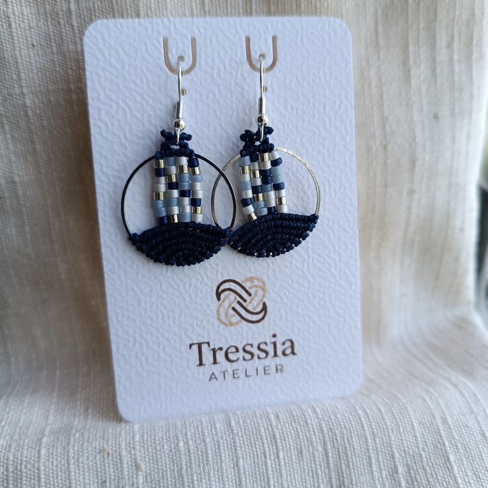 Boucles d'oreilles artisanales en micromacramé bleu marine et perles argentées, design géométrique bohème par Tressia Atelier