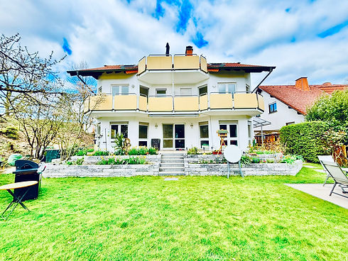 Kostenlose Immobilienbewertung in Wiesbaden, Mainz und Rheingau. AS Immobilien – Ihr Immobilienmakler für Verkauf und Vermietung von Häusern und Wohnungen in Wiesbaden, Hofheim und dem Rheingau. Spezialisiert auf Neubau, Eigentumswohnungen, Doppelhaushälften (DHH) und Reihenhäuser (RH). Vermittlung an US-Amerikaner (American Housing). Ihr Maklerbüro in Sonnenberg mit Top-Empfehlungen." Falls du einen bestimmten Fokus möchtest (z. B. mehr auf Verkauf oder Vermietung), passe ich den Text gerne an.