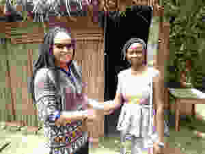 Mélina SEYMOUR et Nassidatou KOSSOKO deanvt sa champignonnière construite en bois et en paille
