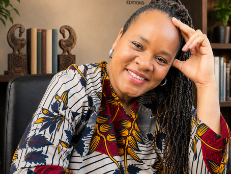 Mélina Seymour souriante dans son bureau des éditions LARGENT au Niagara