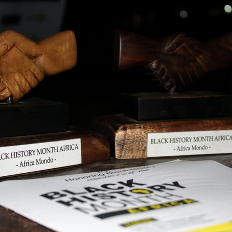 Africa Mondo honore avec une poignée de main sculptée en bois d'ébène