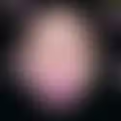 Visage de femme sur fond noir avec des fleurs d'azalées dans la bouche