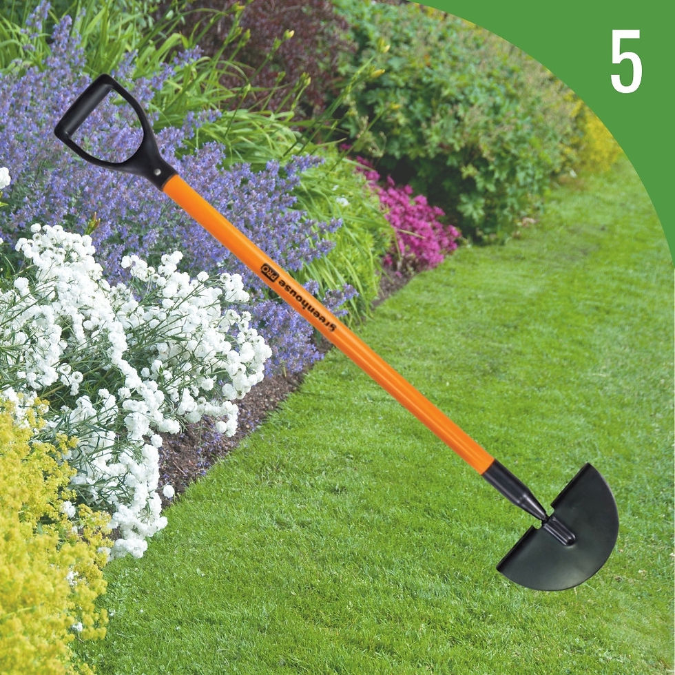 Coupe-bordure orange sur fond de plate-bande fleurie