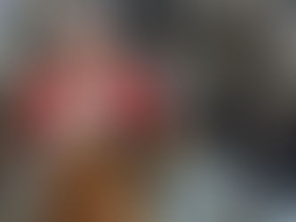 En avant-plan, jardinier avec gants de boxe. En arrière-plan, arbre fruitier infecté par des nodules noirs.