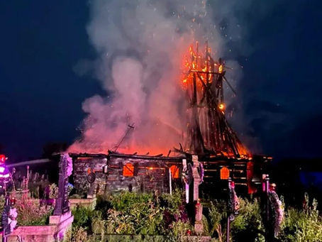 Incendiu de proporții la biserica de lemn din Posta. Flăcările au cuprins întreaga construcție