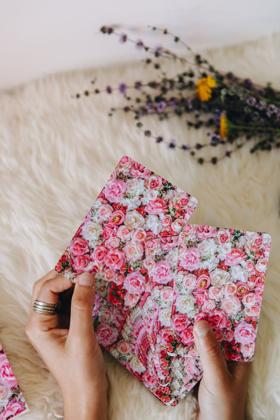 Thumbnail: Oracle : Shamanic Healing with Roses and Flowers I  Roses et Fleurs
