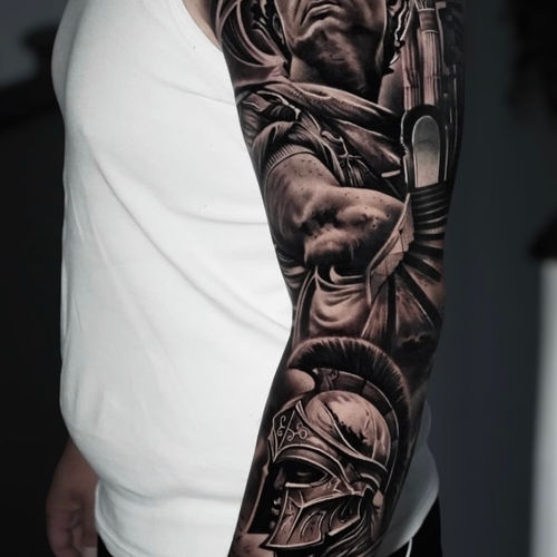 Black-and-Grey-Realism-Tattoo Sleeve mit römischem Krieger und antiken Motiven am Arm, tätowiert bei Dado Artist Collective in Arbon und Luzern.