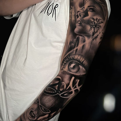Black-and-Grey-Arm-Sleeve mit weiblichem Porträt, Auge und Schriftzug, umgesetzt bei Dado Artist Collective in Arbon und Luzern
