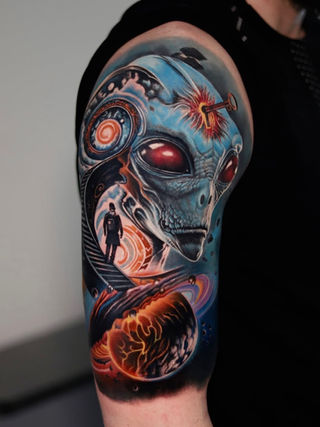 Surrealistisches Sci-Fi-Tattoo am Oberarm mit Alien-Kopf, kosmischen Spiralen, leuchtenden Rot- und Blautönen sowie futuristischen Details, hochdetaillierter Color Realism-Stil. Tätowiert bei Dado Artist Collective in Arbon und Luzern.