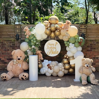 Balloon Hoop for the 1st birthday party with a Teddy Bear theme, balloons in green, cream, white and gold colours. Created by Confetti Party, Guildford Balloons Company