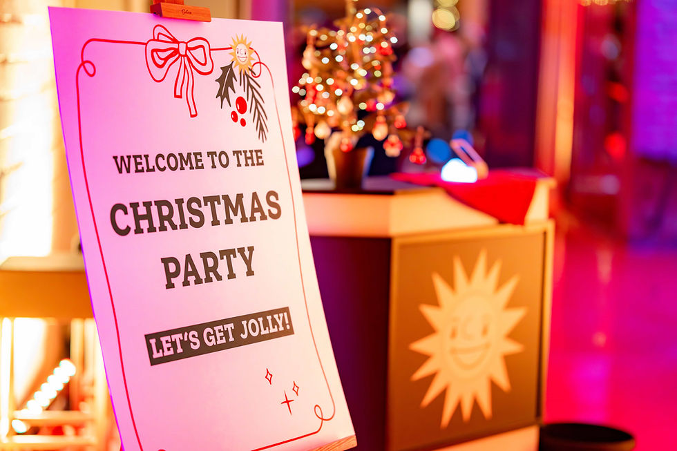 Willkommensschild der MERKUR Weihnachtsfeier in dekorativem weihnachtlichen Licht