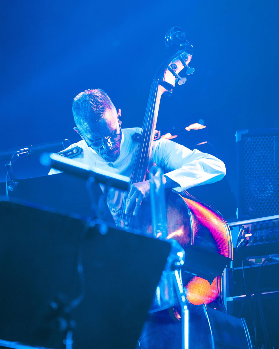 Kontrabass Spieler der Big Band