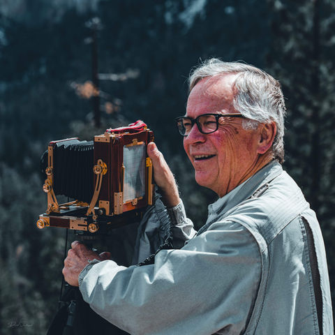Aufnahme eines Fotografen mit einer historischen Analogkamera